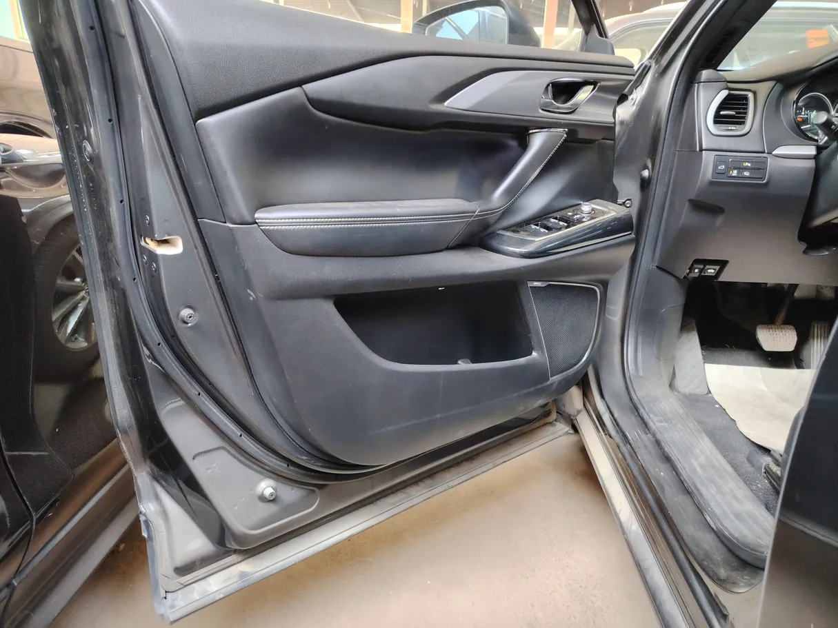 Car image 13