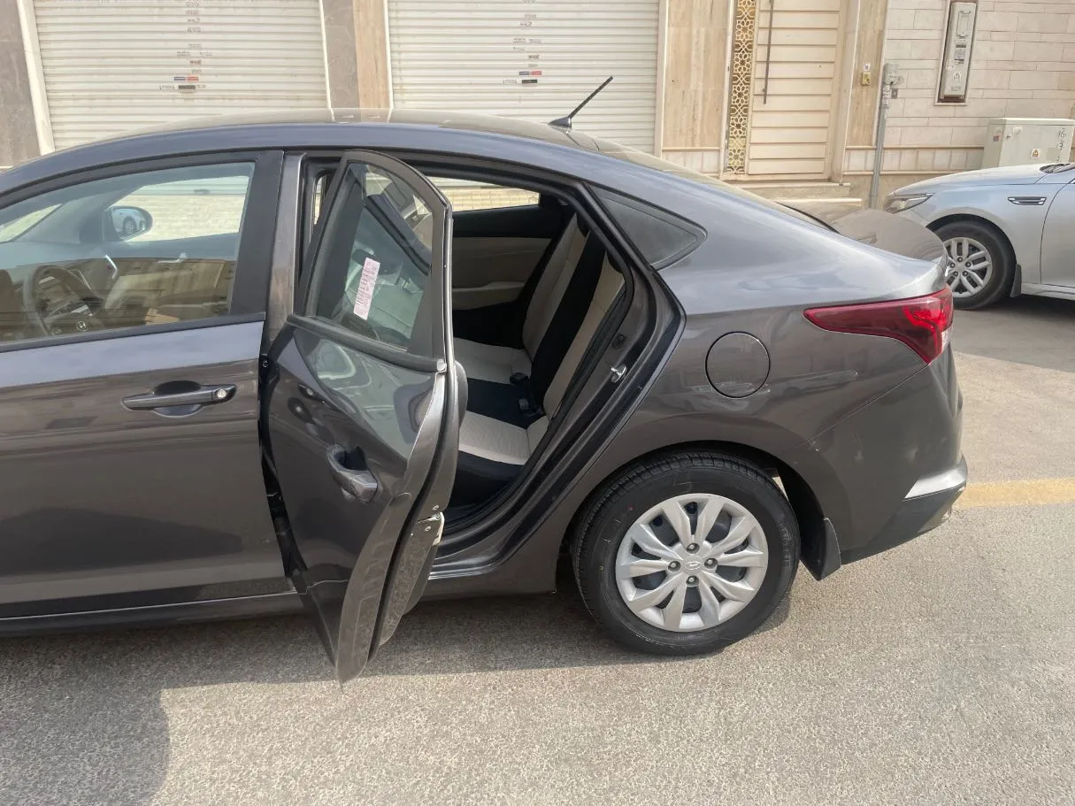 Car image 15