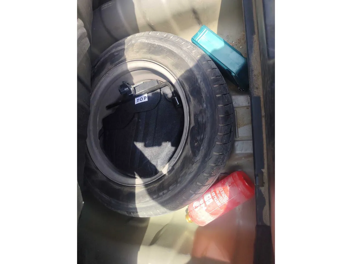 Car image 28