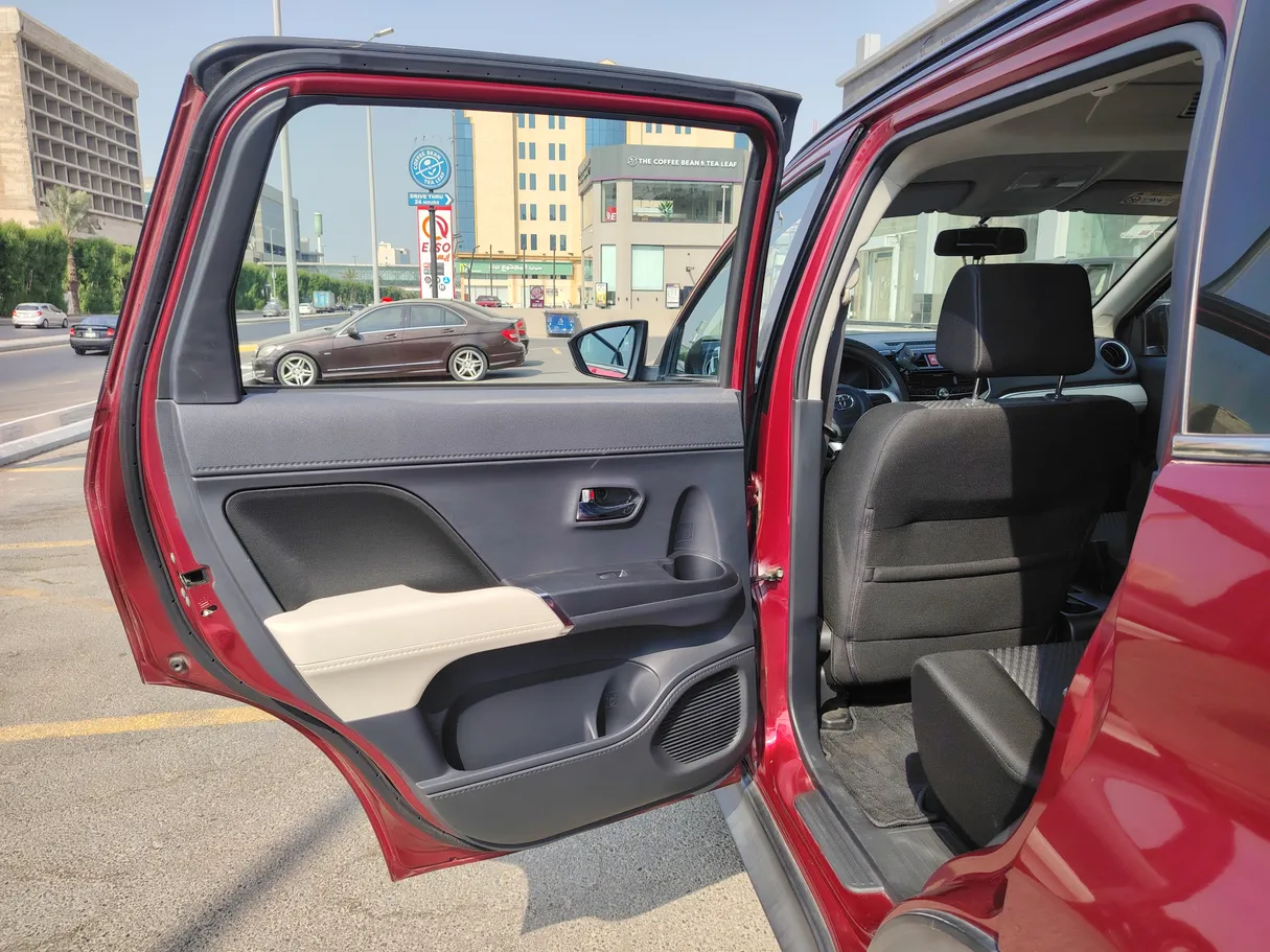 Car image 14