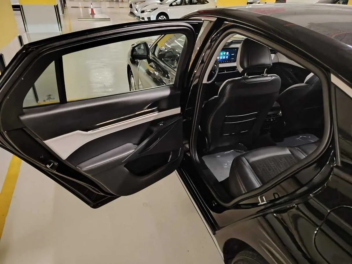 Car image 18