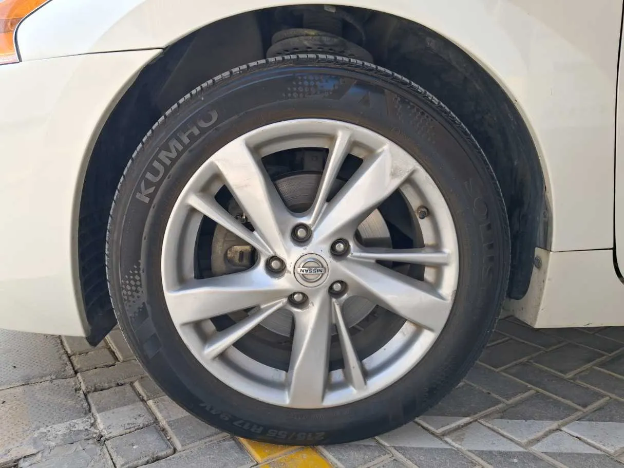 Car image 9