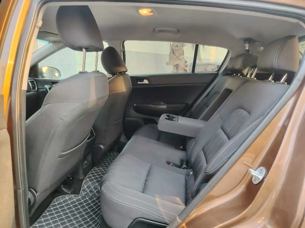 Car image 18