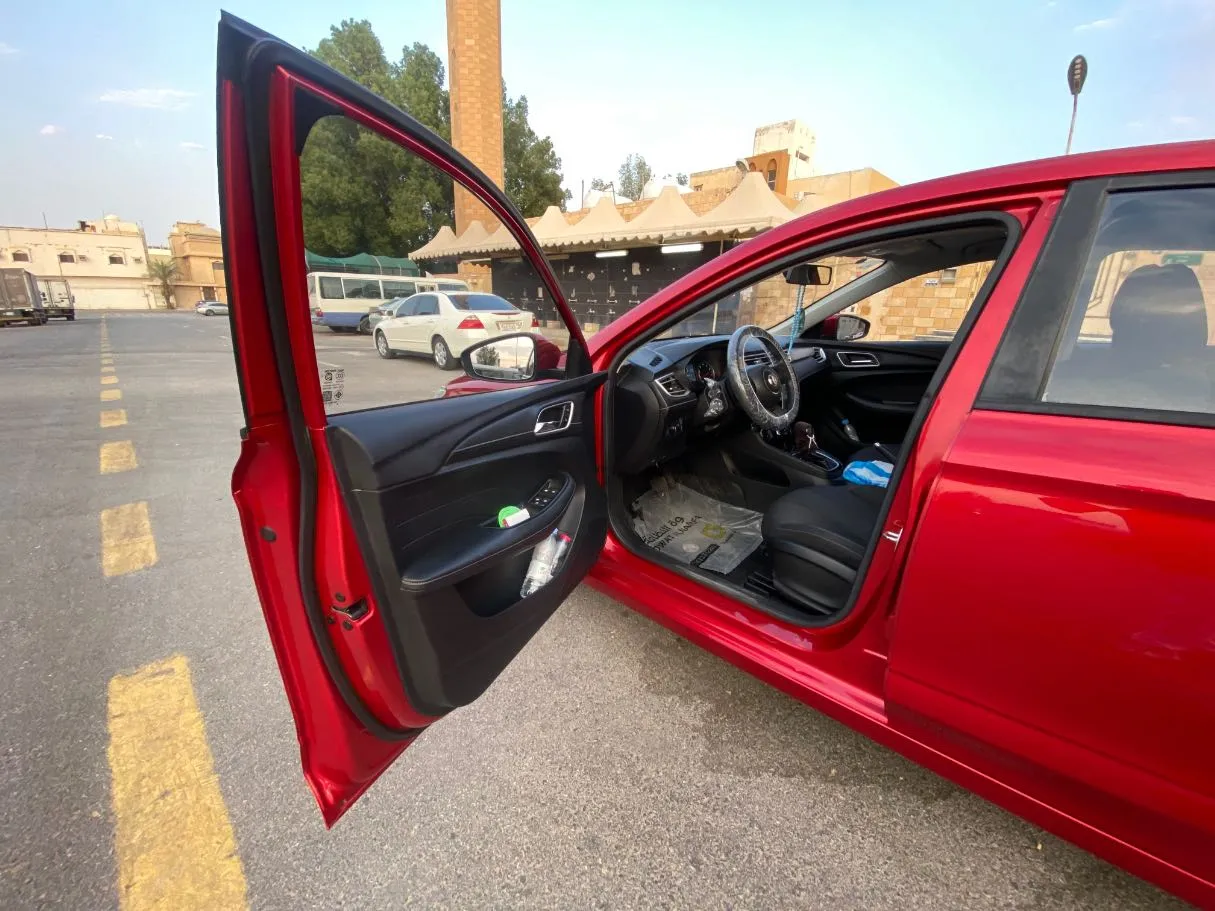Car image 10
