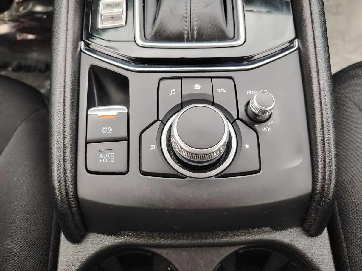 Car image 19