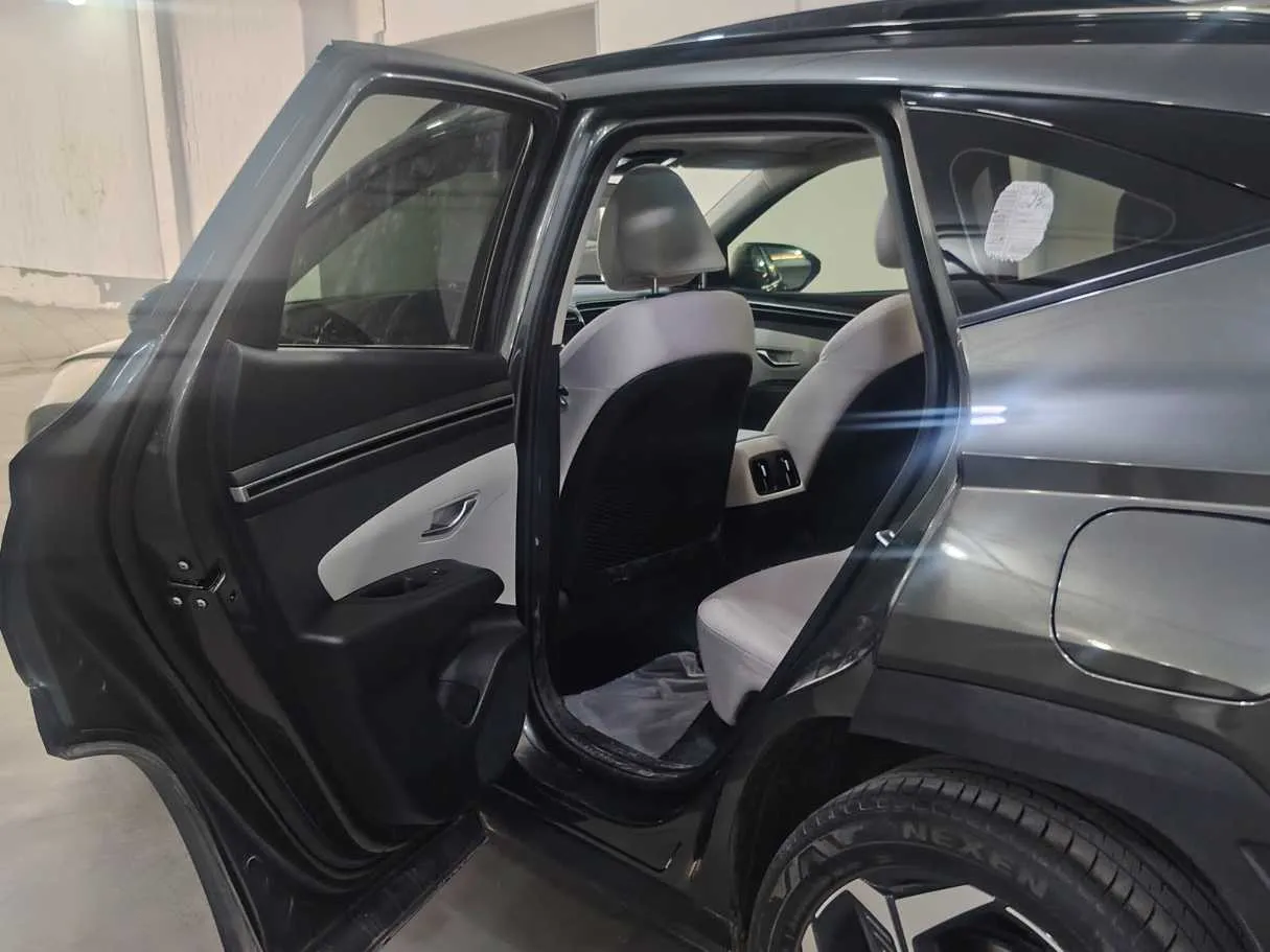 Car image 13