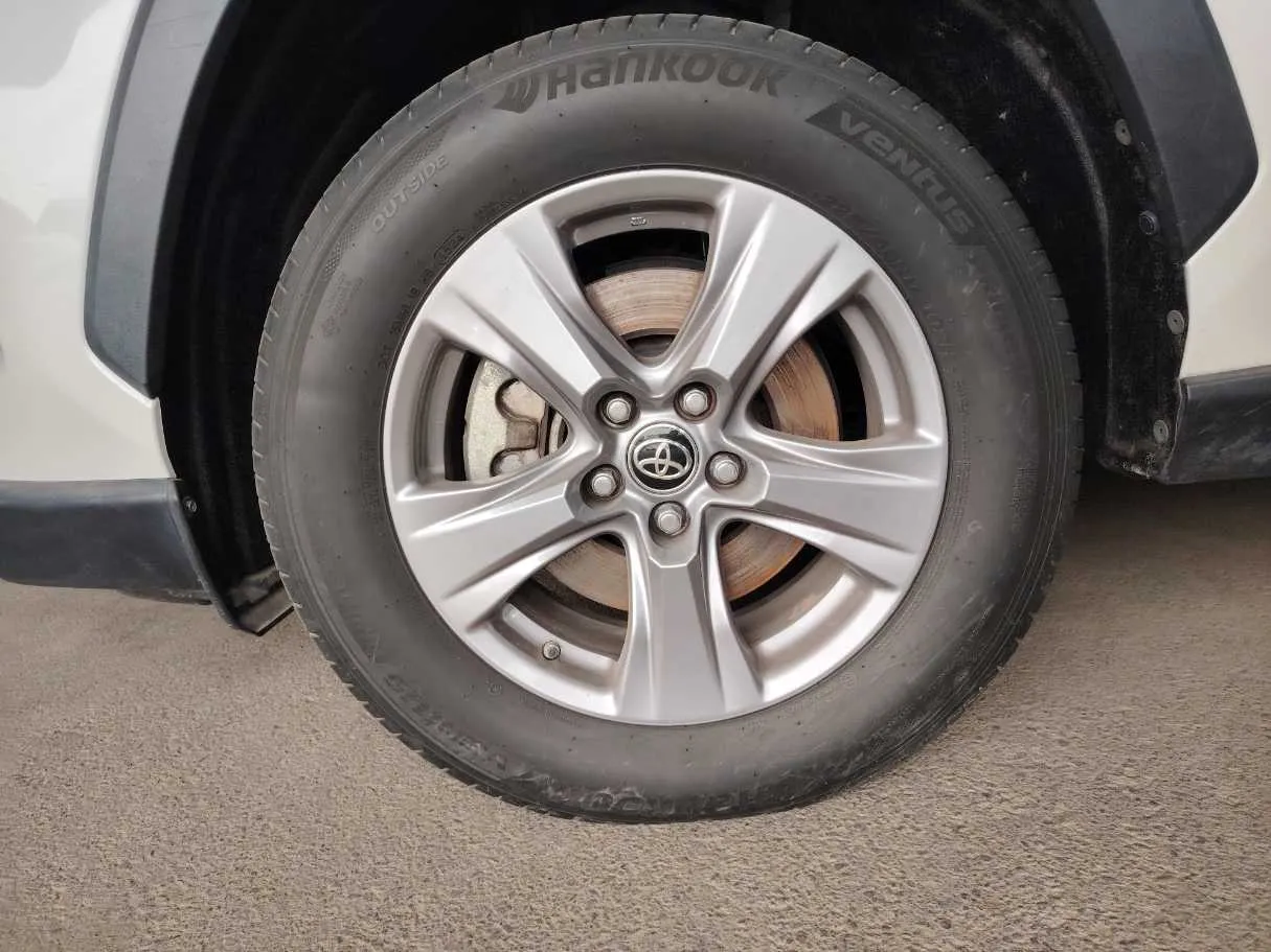Car image 9