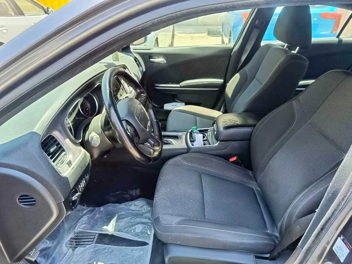 Car image 14