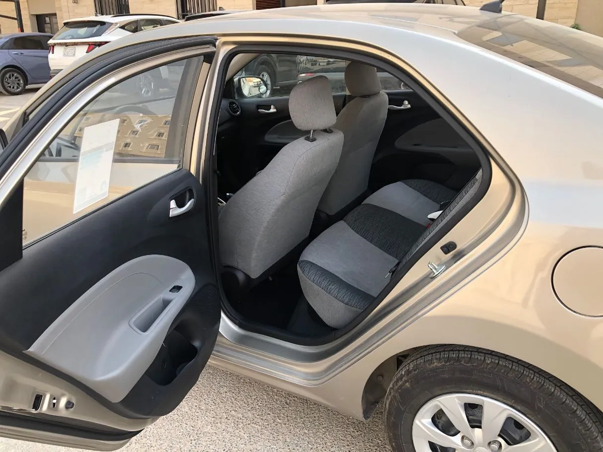 Car image 12