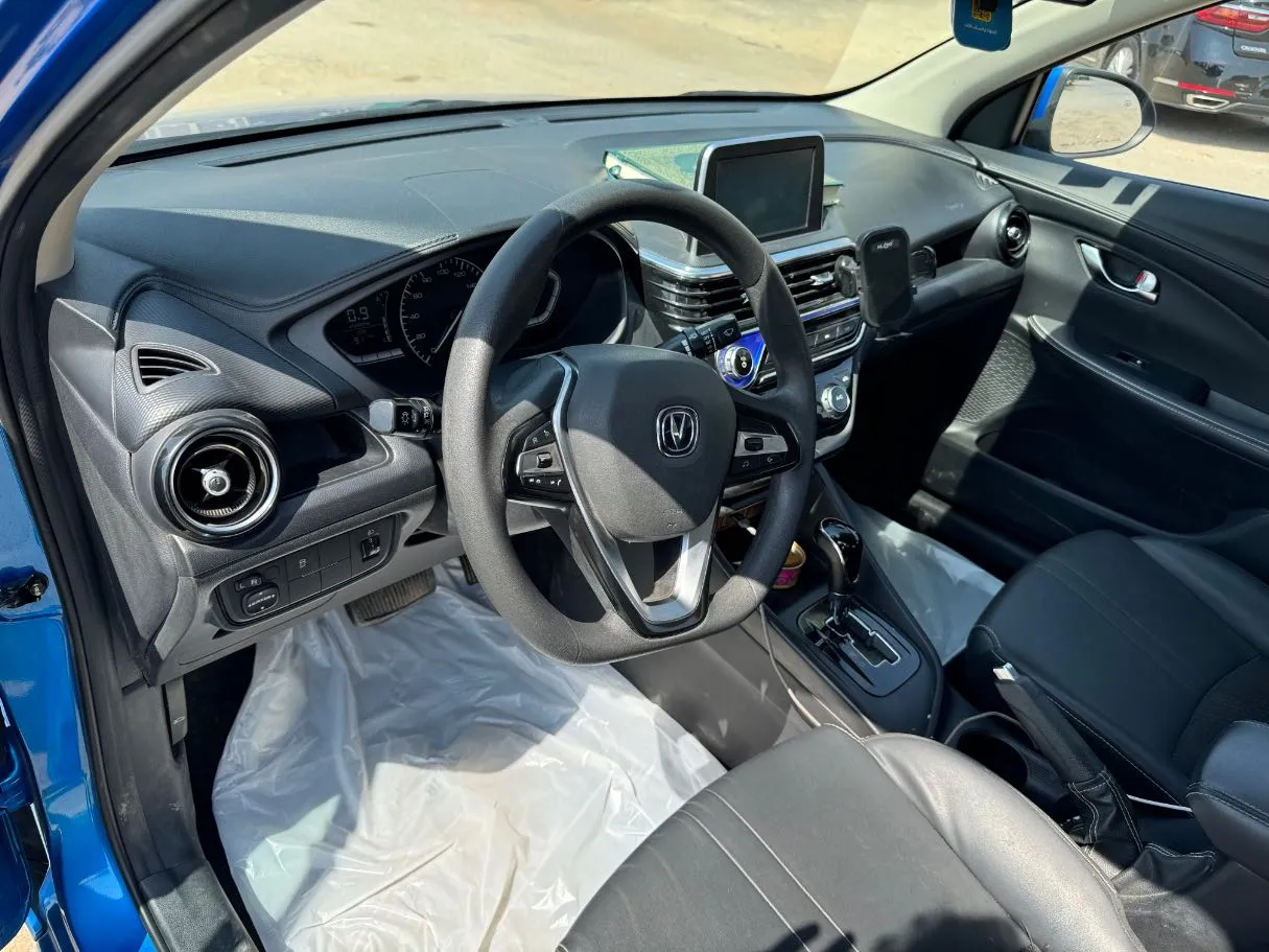 Car image 12