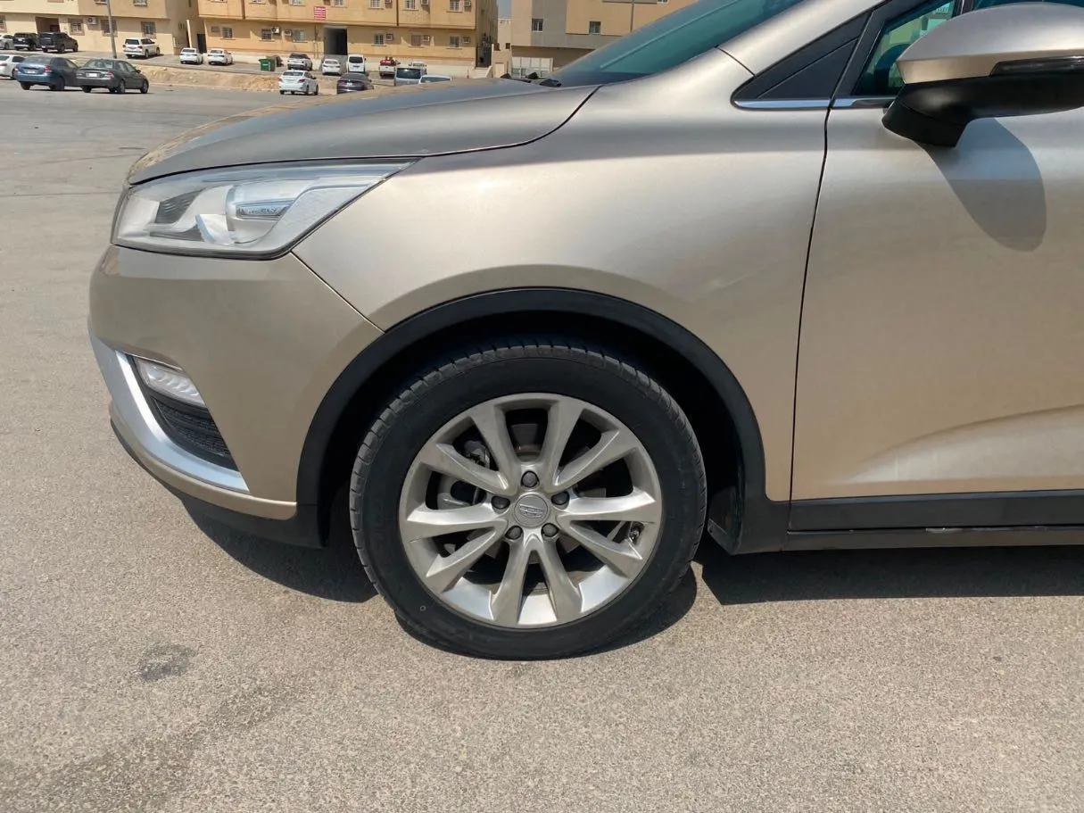 Car image 9