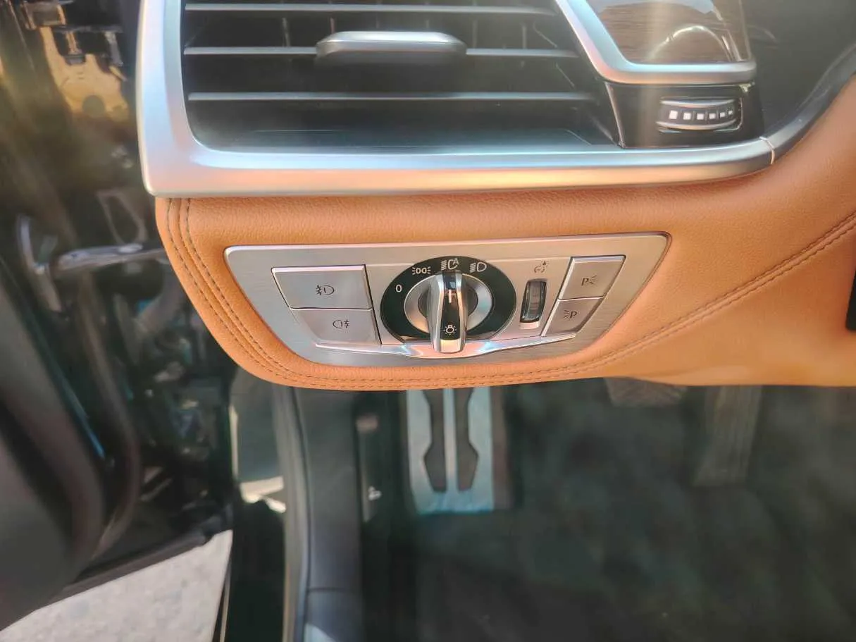 Car image 34