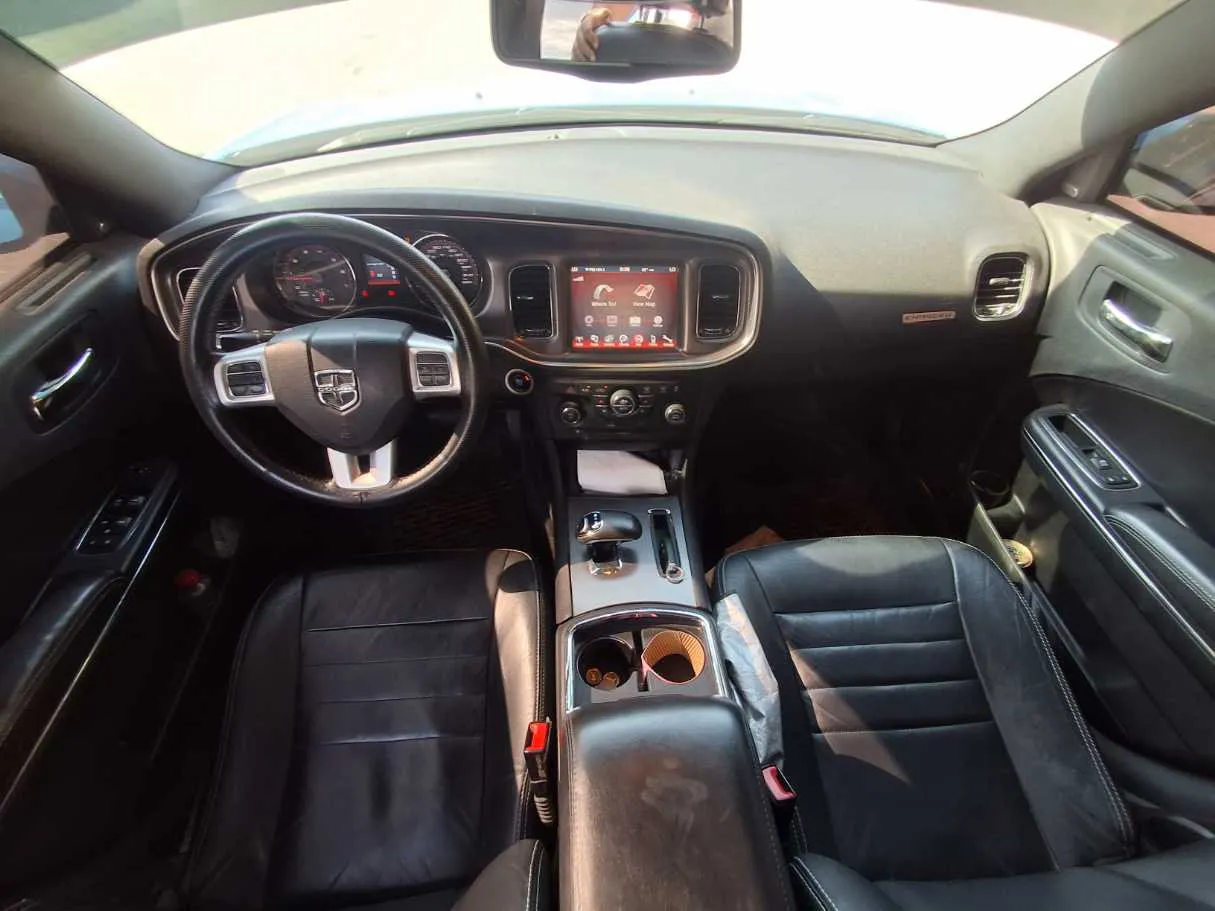 Car image 14