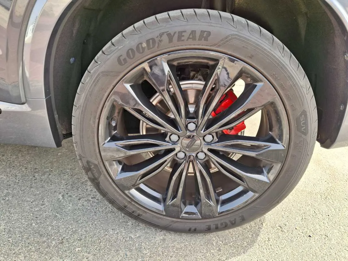 Car image 9