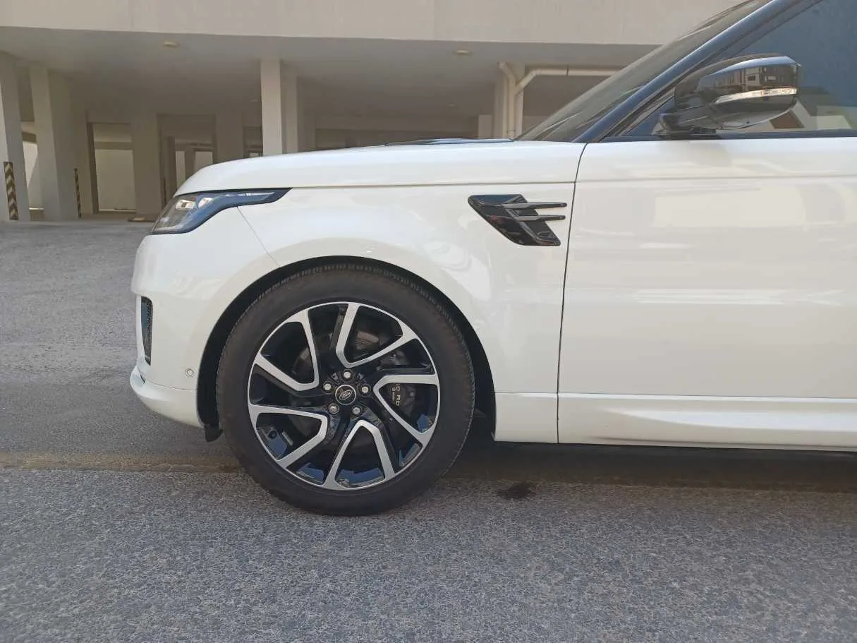 Car image 10