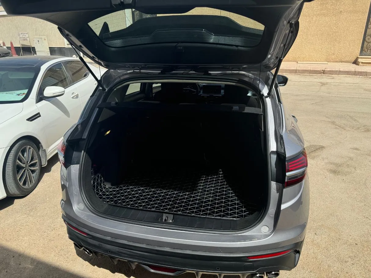 Car image 16