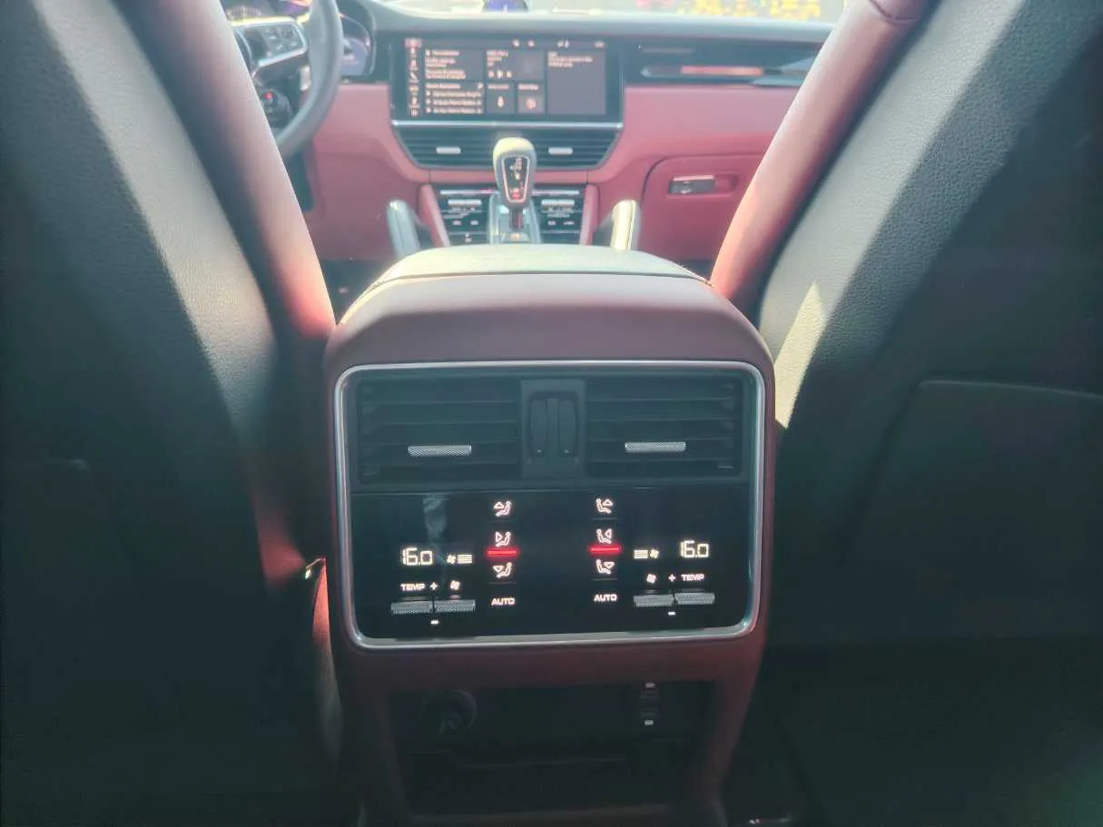 Car image 28
