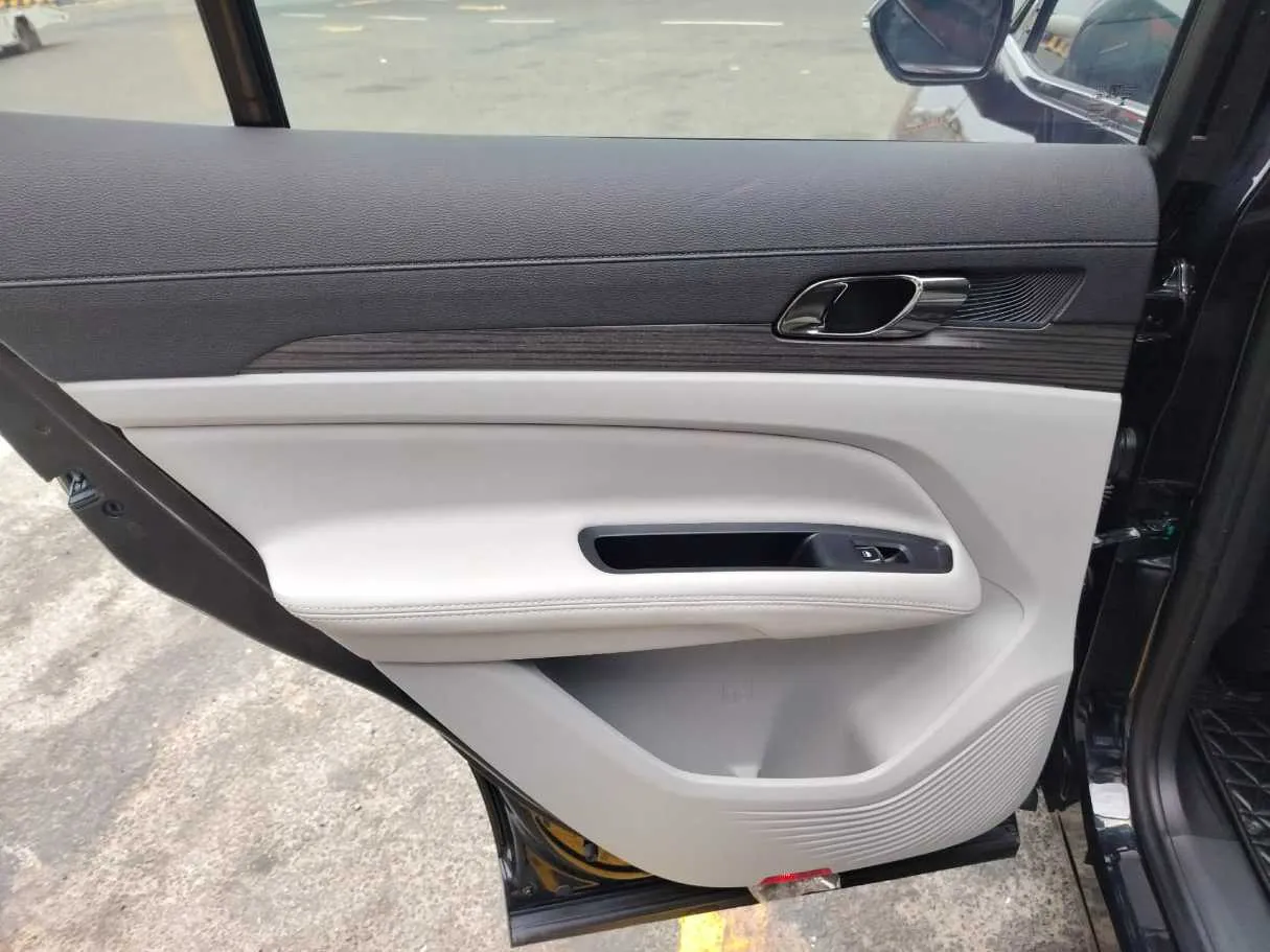 Car image 16