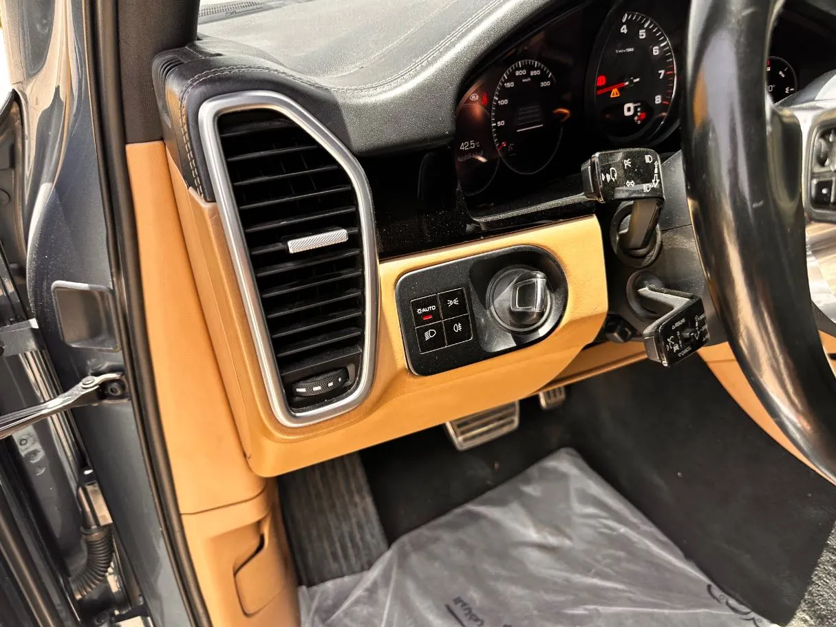 Car image 26
