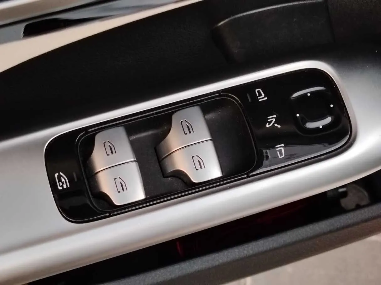 Car image 32