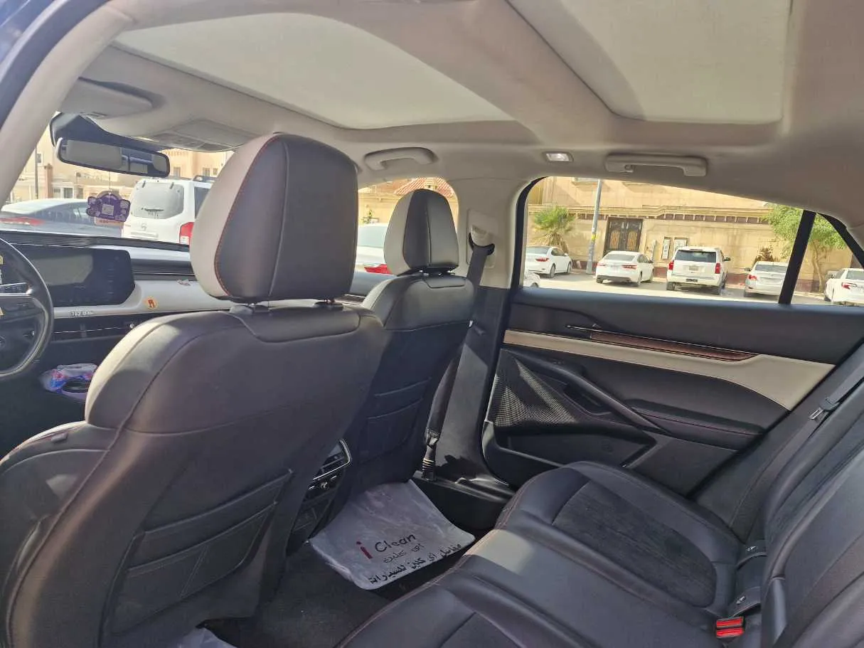 Car image 14