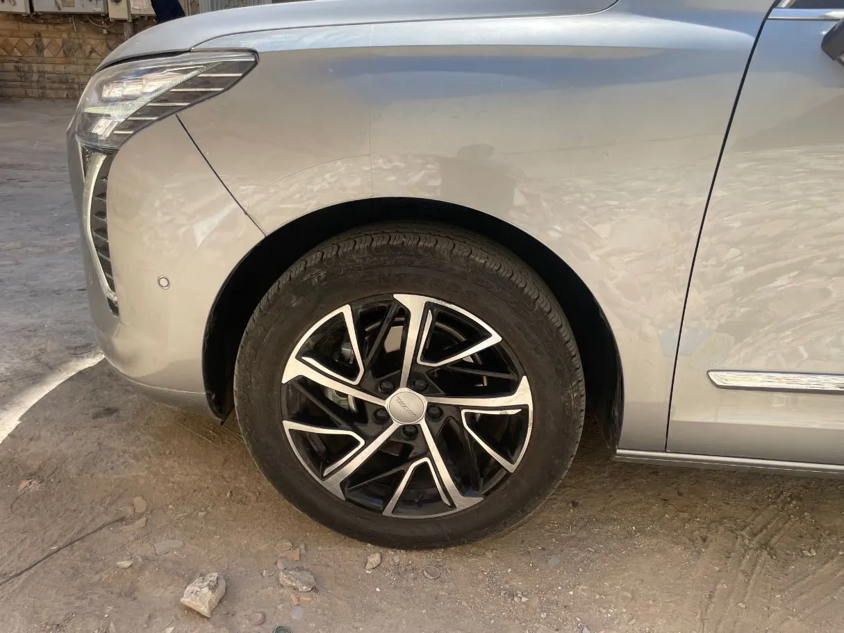 Car image 9