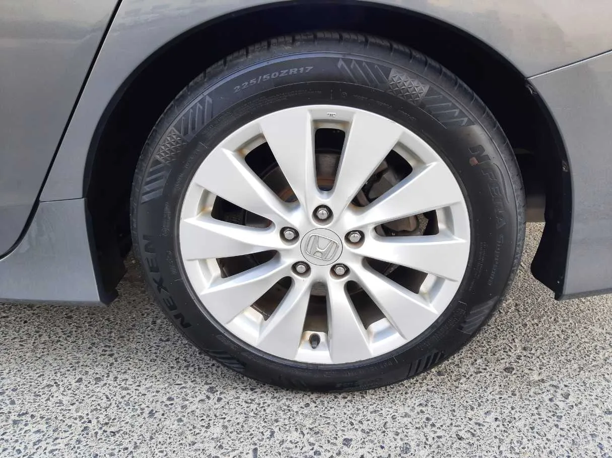 Car image 9