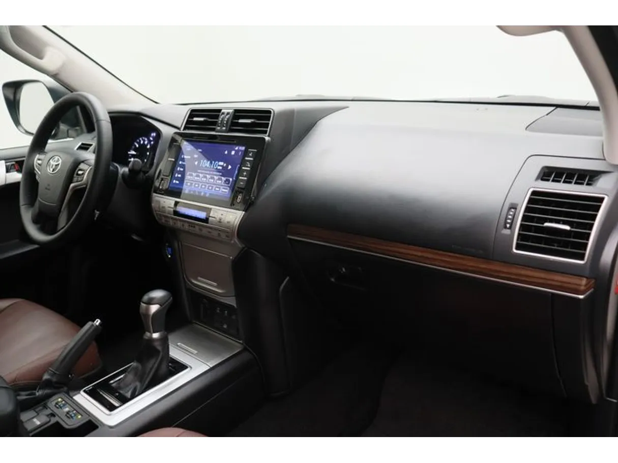 Car image 10