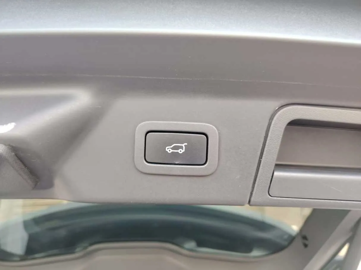 Car image 32