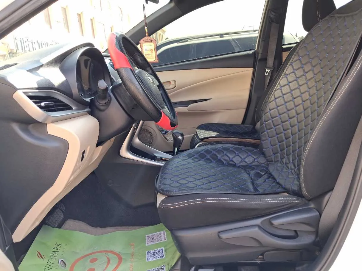 Car image 12
