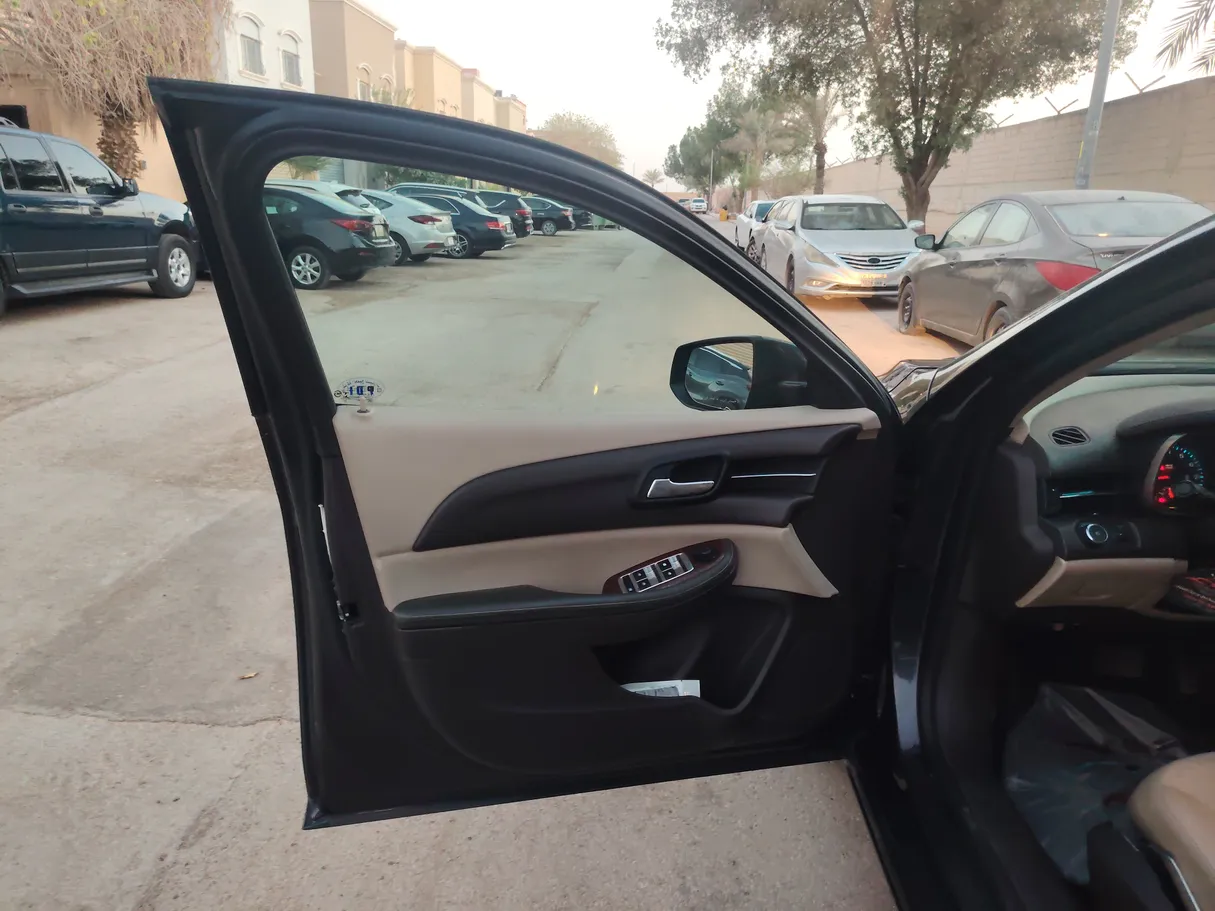 Car image 10