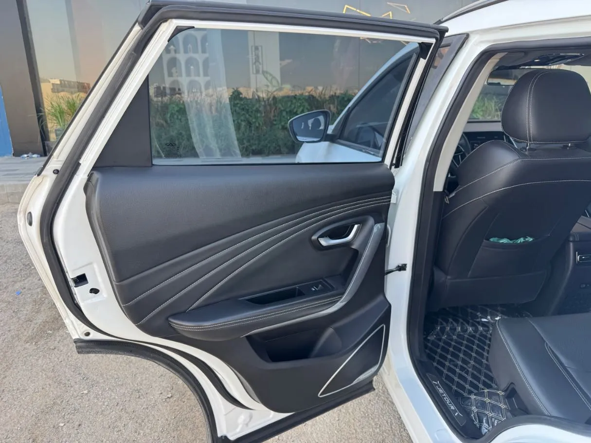 Car image 12