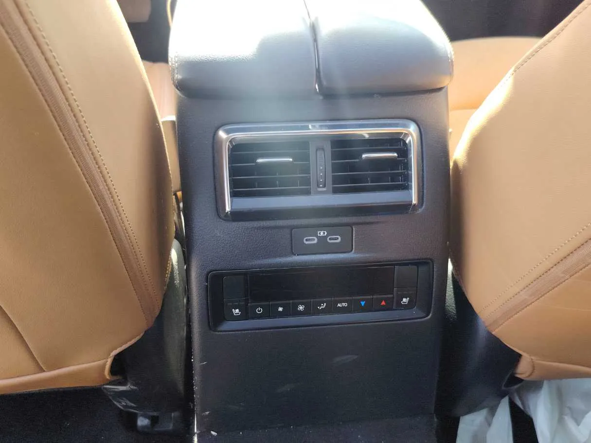 Car image 32