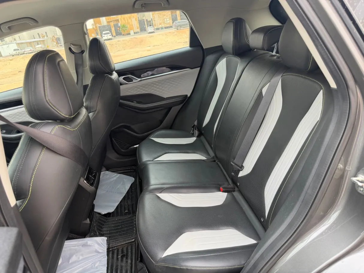 Car image 14