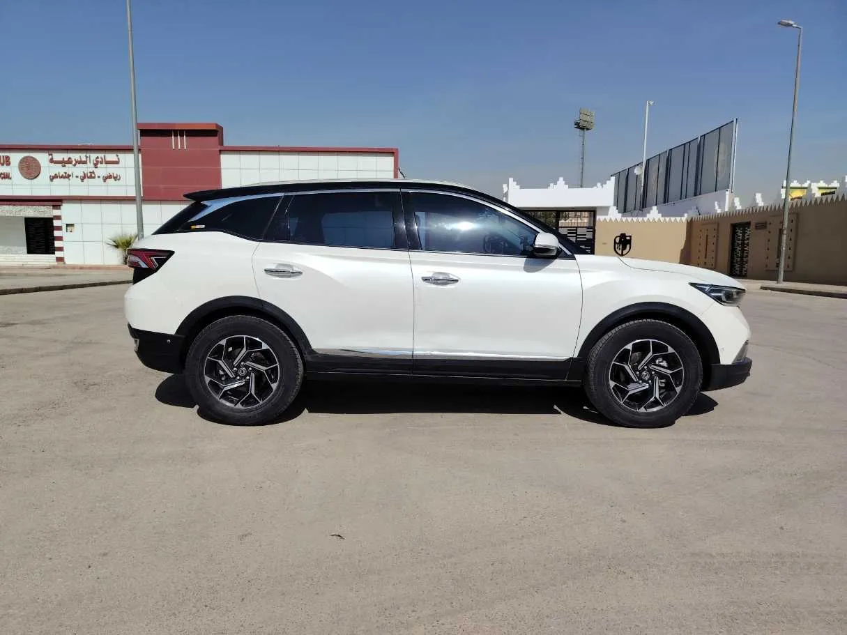 Car image 4