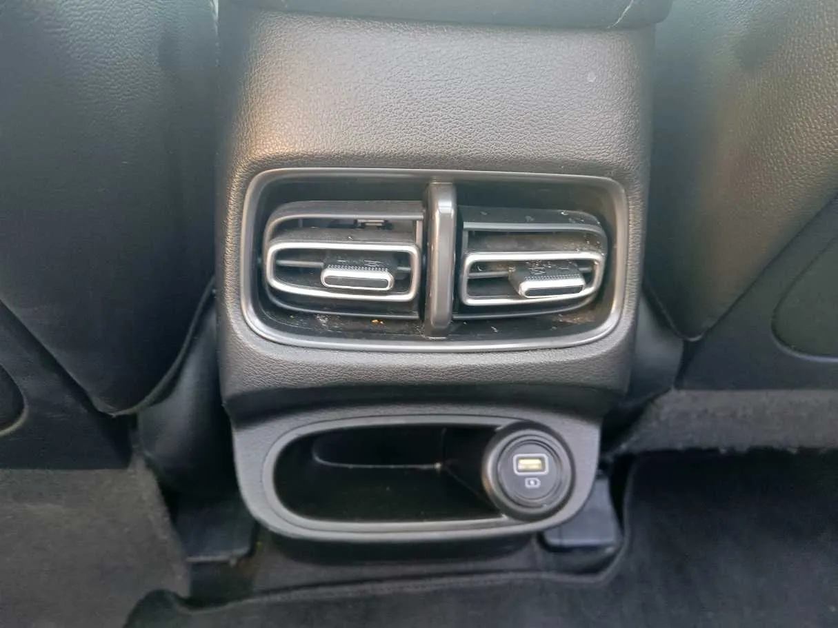 Car image 30