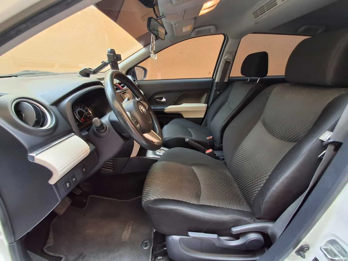 Car image 12