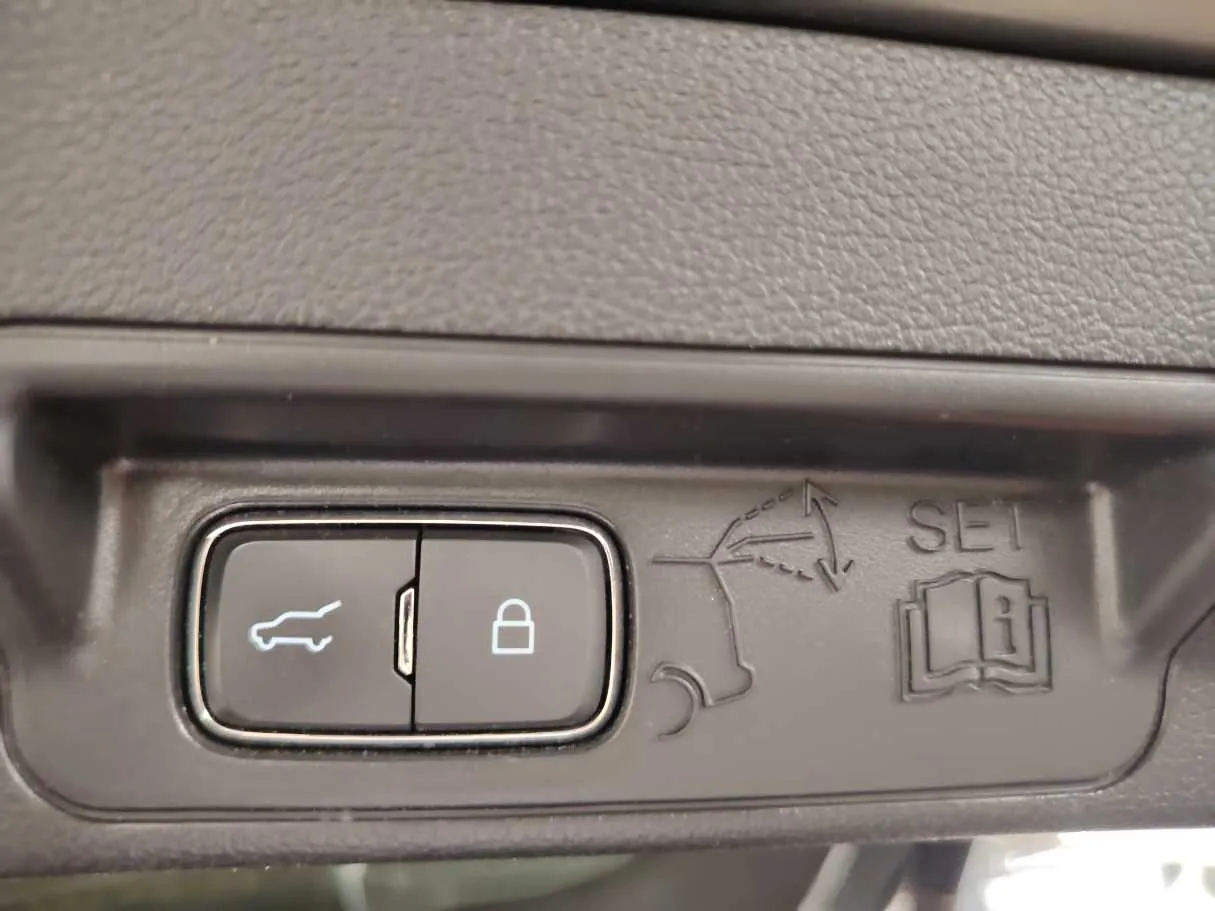 Car image 32