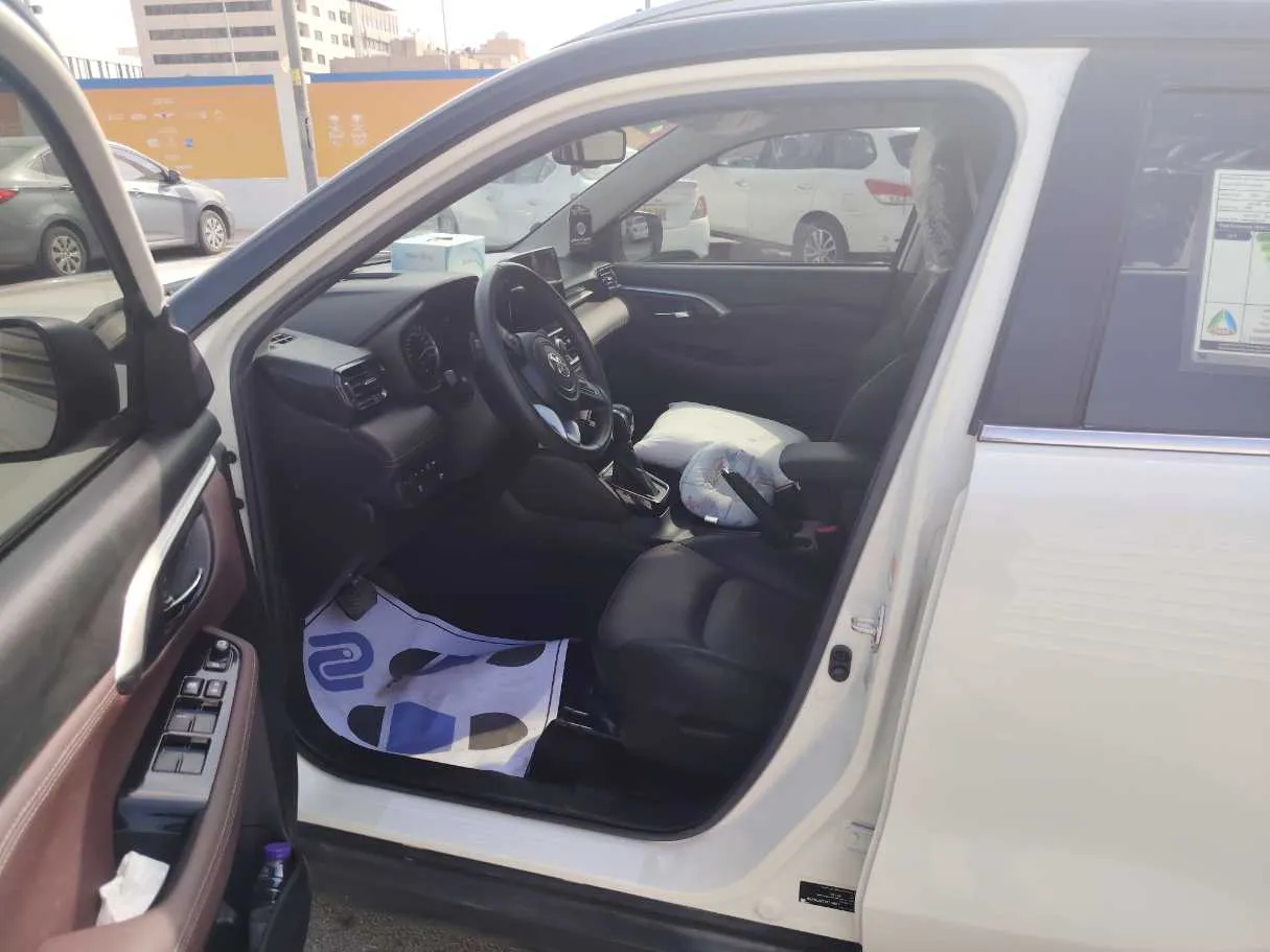 Car image 12