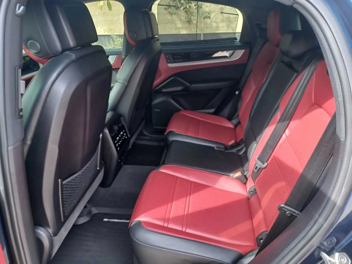 Car image 15
