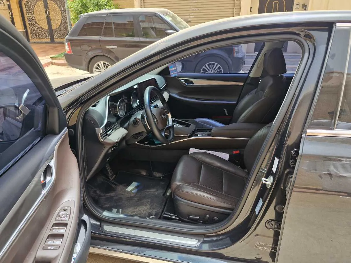 Car image 12