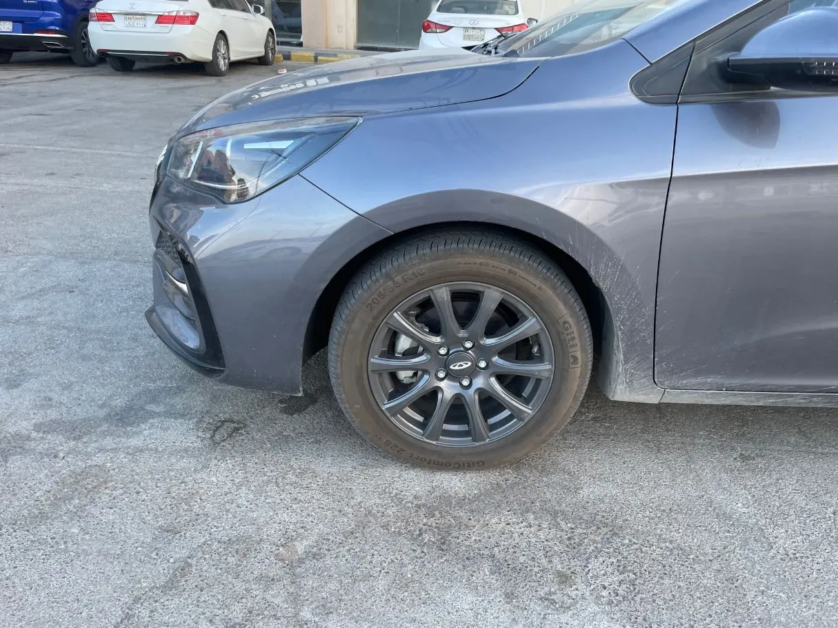Car image 9