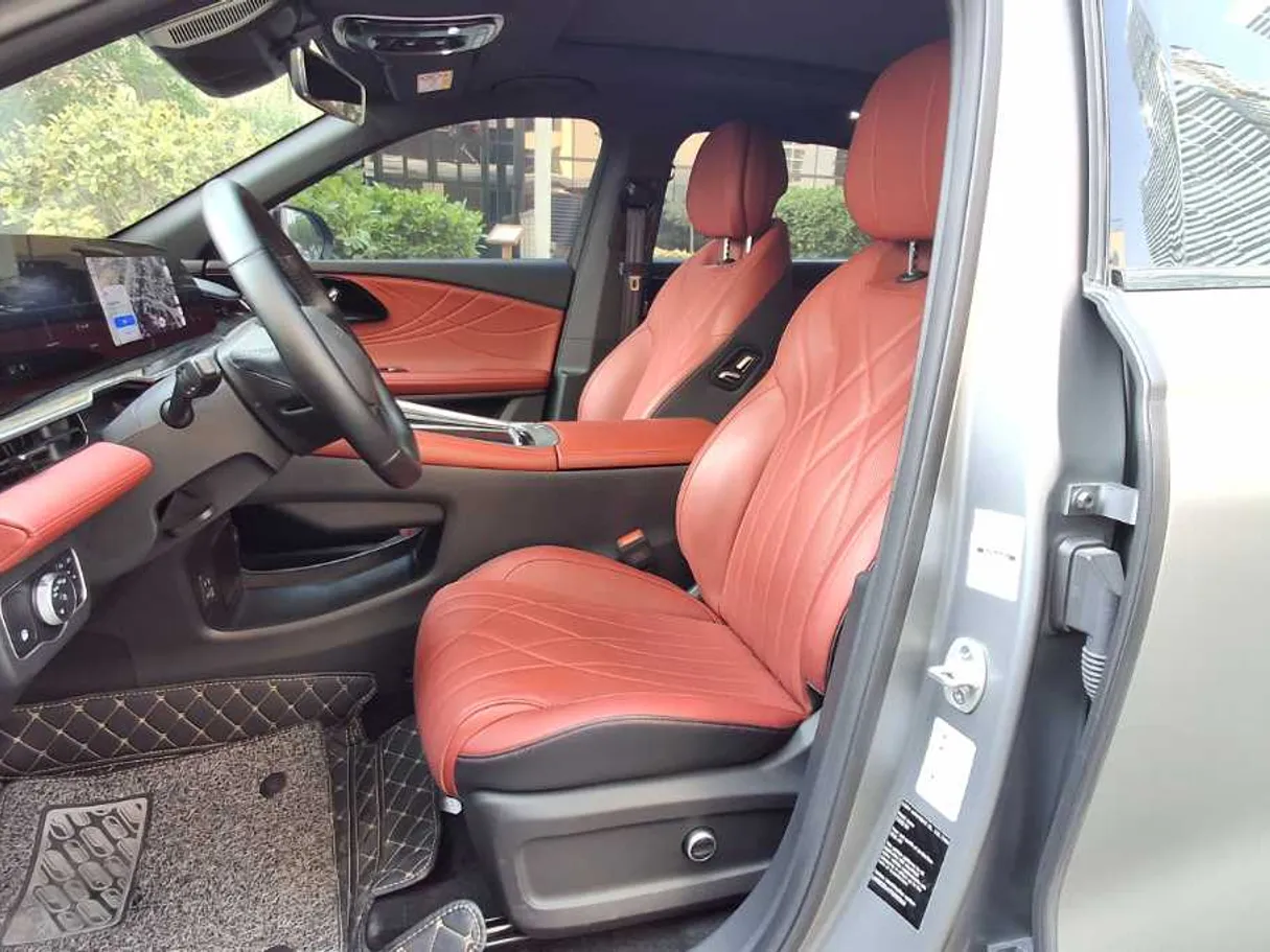 Car image 12