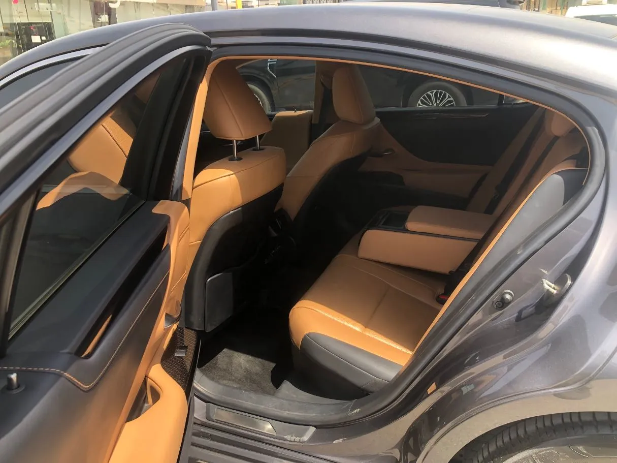 Car image 14