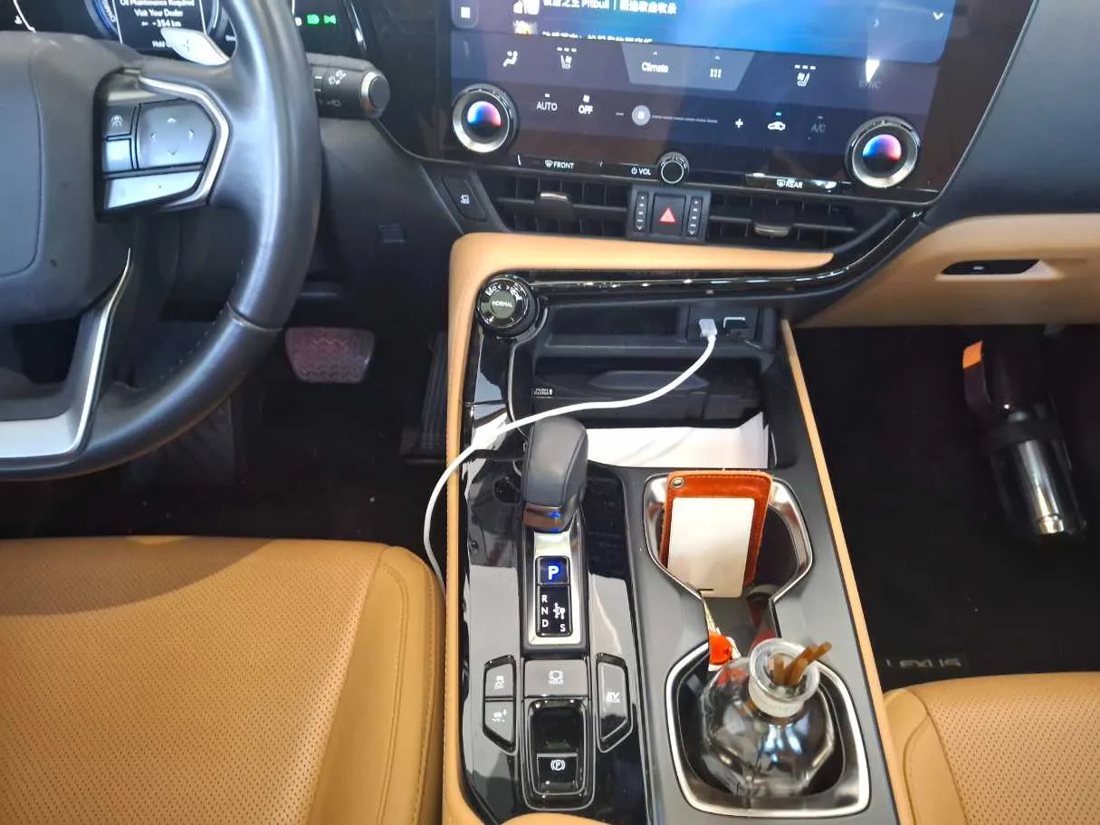 Car image 15