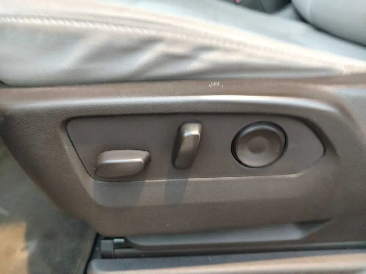 Car image 40