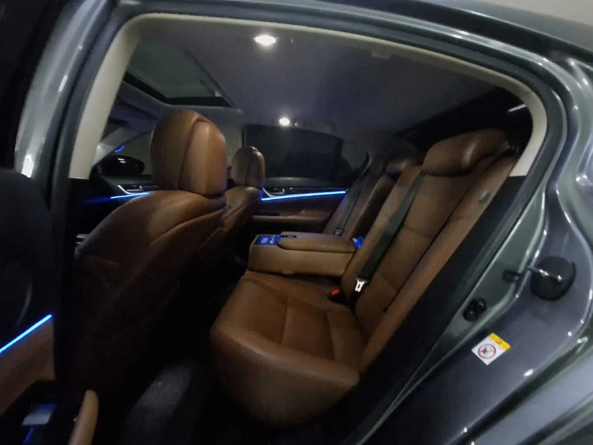 Car image 13