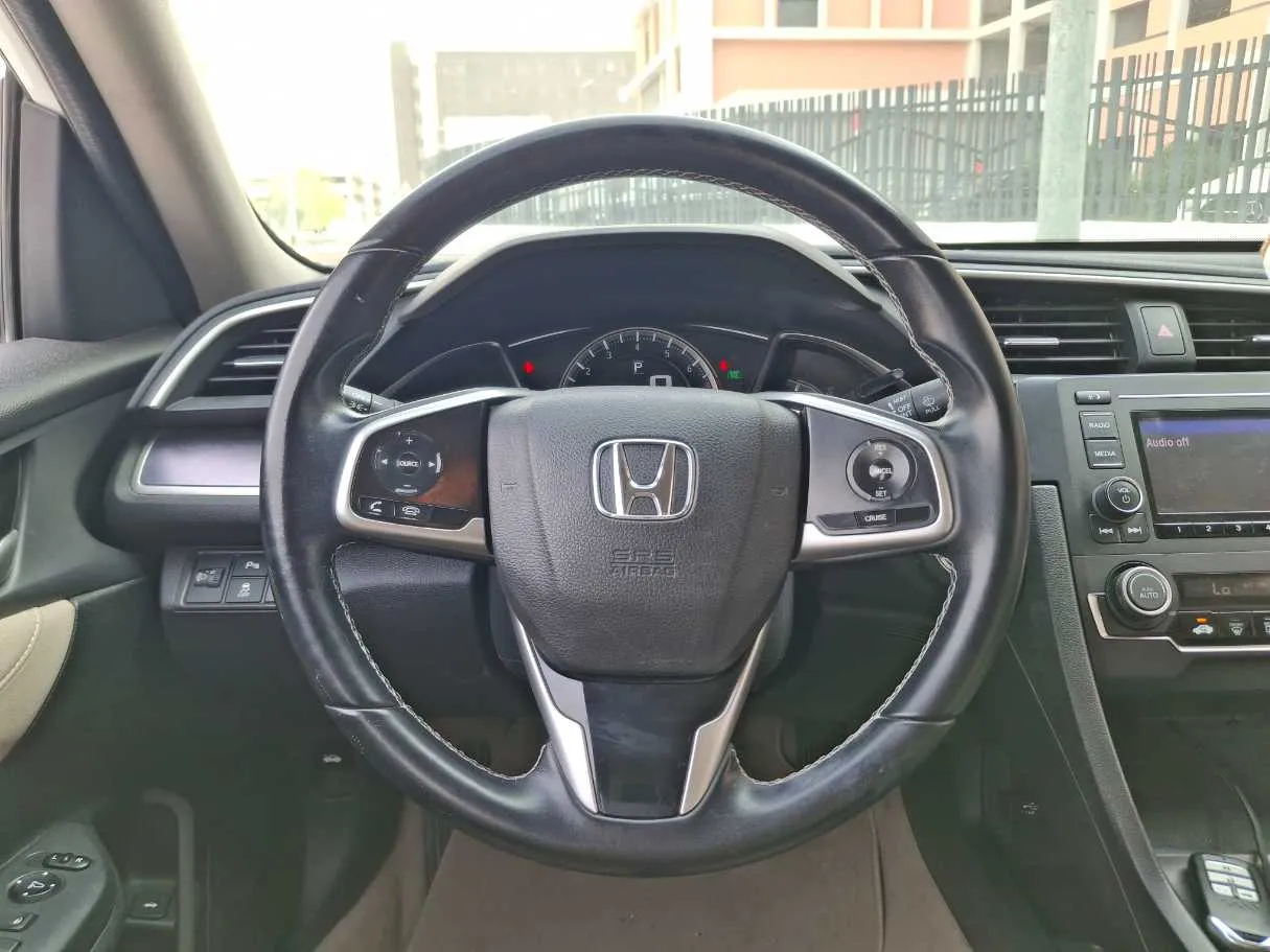 Car image 18