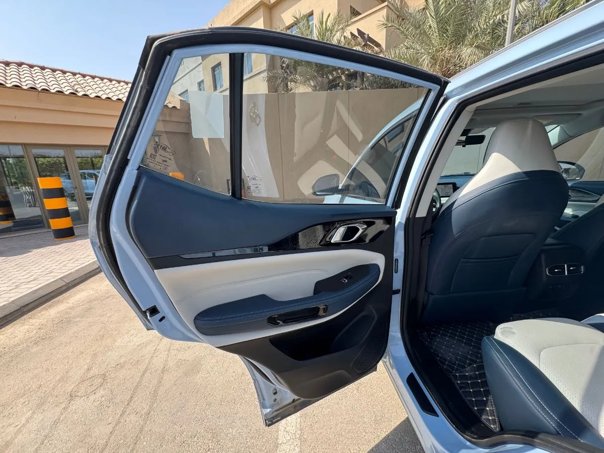 Car image 13