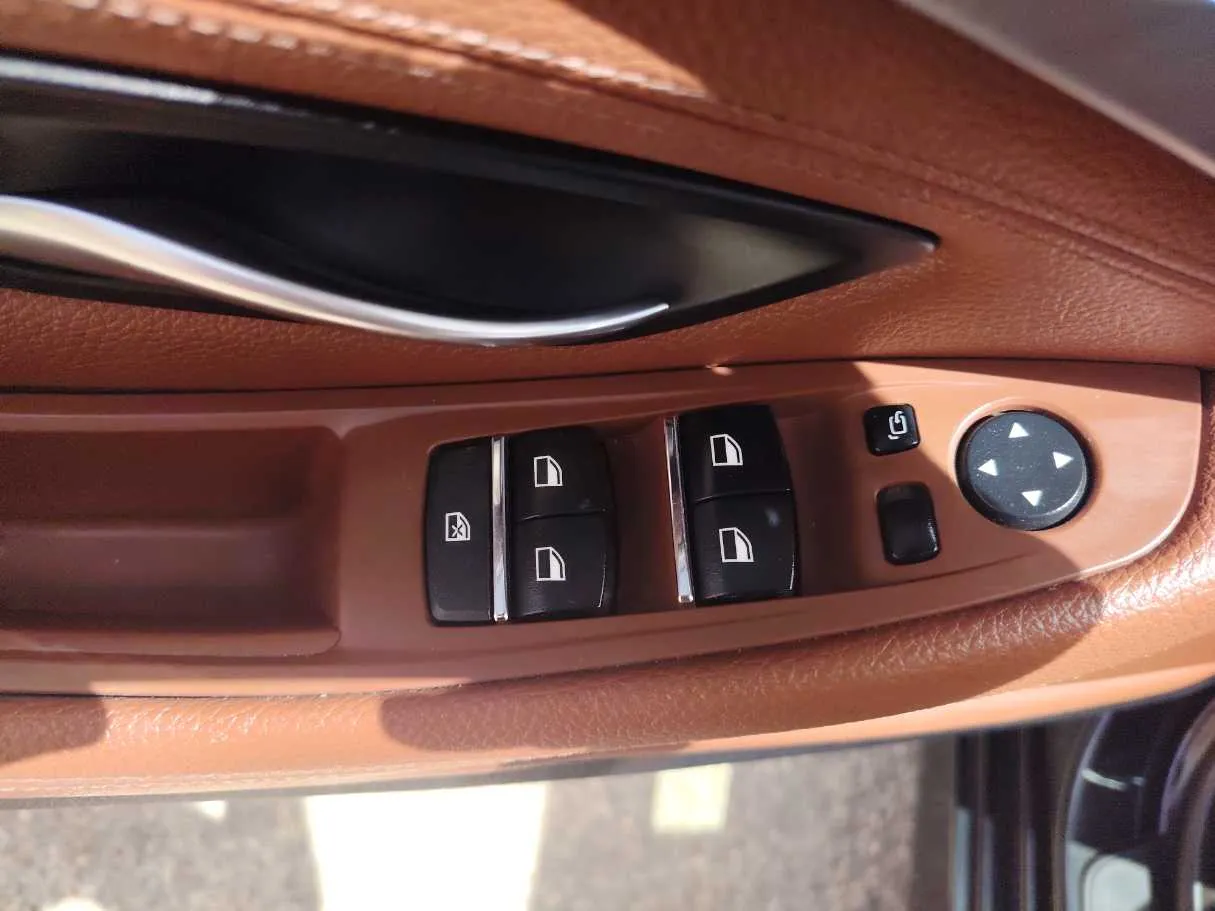 Car image 29